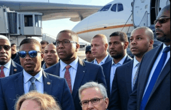Texas Redistricting Standoff News: Democrats Flee as Tensions Rise Alt text: Image of Texas redistricting standoff news, showing Democrats fleeing on a plane.